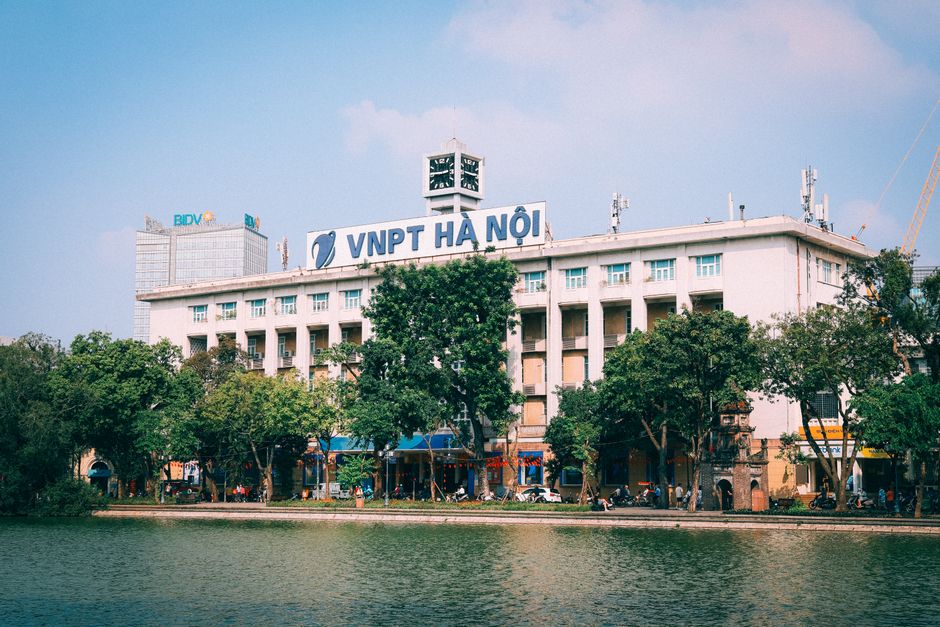 Quang cảnh đường phố Hà Nội với các tòa nhà văn phòng hiện đại